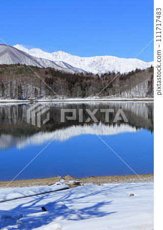 冬天的青木湖和白馬宮山 111717483