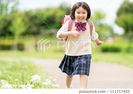 運載小包的微笑的女孩 111717485