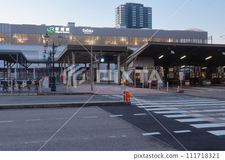 清晨的新潟站，萬代口車站廣場（重建中）周圍空無一人 111718321