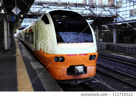 特急伊那保E653系列車抵達秋田站 111718322