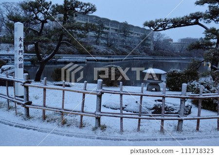 白雪覆蓋的秋田:久保田城的大手門護城河 白雪覆蓋的秋田:久保田城的大手門護城河 111718323