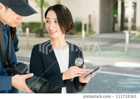 記者和攝影師在戶外報道 記者和攝影師在戶外報道 111718361