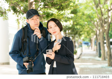 電視台工作人員在戶外開會 111718403