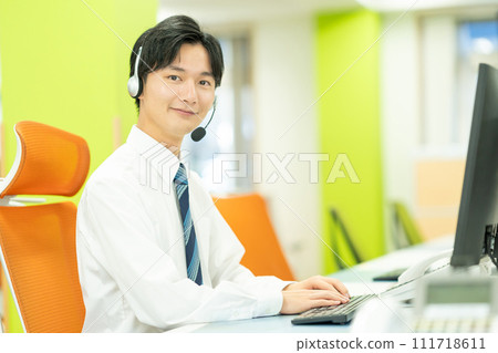 接線生：在呼叫中心工作的一名男子 111718611
