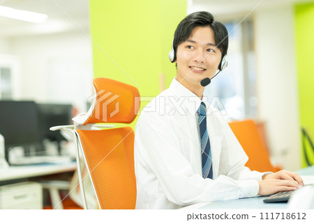 接線生：在呼叫中心工作的一名男子 111718612
