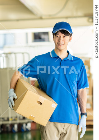 在倉庫工作的男司機 111718744