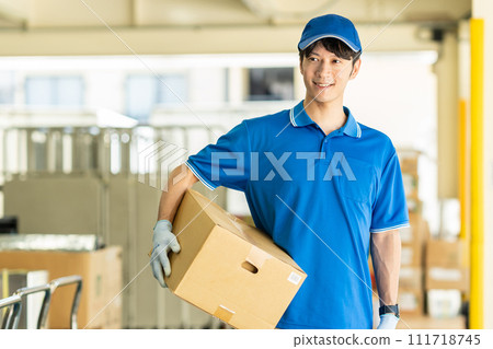 在倉庫工作的男司機 111718745