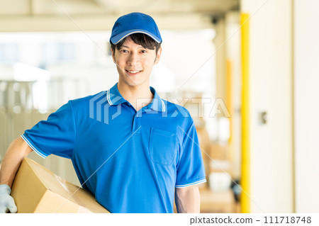 在倉庫工作的男司機 111718748