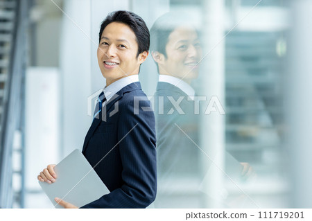 Refreshing businessman image 111719201