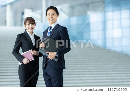 男女排隊的企業形象 111719205