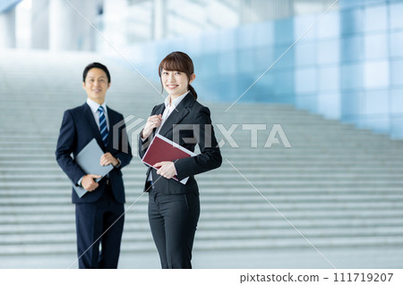男女排隊的企業形象 111719207