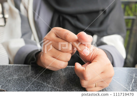 Young women hands suffering pain on thumb finger  111719470
