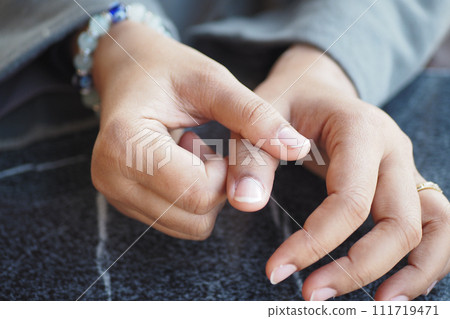Young women hands suffering thumb finger pain  111719471