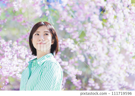 盛開的櫻花和婦女 盛開的櫻花和婦女 111719596