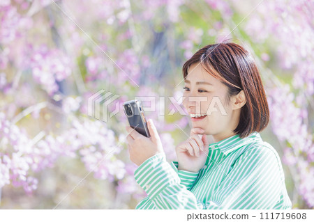 操作智能手機的微笑的婦女 操作智能手機的微笑的婦女 111719608