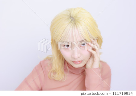 natural beauty of young woman 111719934