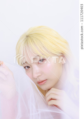 年輕女子的自然美 111720403