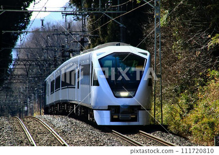 美麗閃耀的白瓷超豪華特快前往日光和鬼怒川... 東武鐵道新特快“Spacia X”N100系列 111720810
