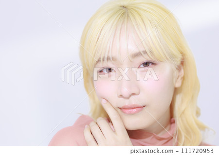 曬太陽的年輕女子的美麗 111720953
