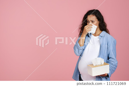Pregnant woman suffering from snotty nose, pink background 111721069