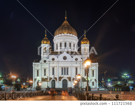 Cathedral of Christ the Savior and Patriarshy bridge at night in Moscow, Russia 111721568