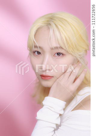 韓式妝容的年輕女子 韓式妝容的年輕女子 111722656