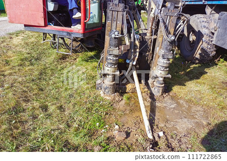 The process of drilling by the horizontal method with the subsequent laying of pipeline and other utilities, during which it is possible not to violate the integrity of previously laid communications 111722865