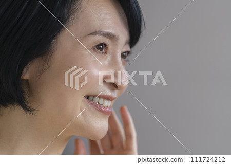 50 歲出頭的女人的美麗形象肖像 111724212