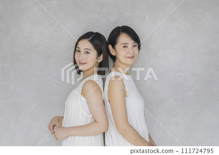 Smiling women in their 20s and 50s, mother and daughter image portrait 111724795