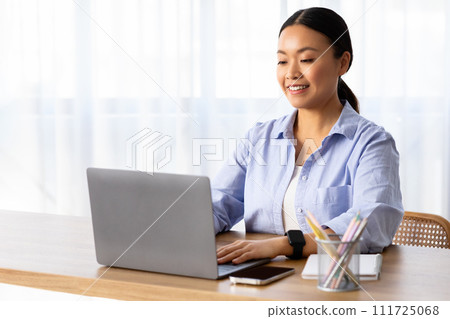 Chinese woman freelancer working from home office Chinese woman freelancer working from home office 111725068