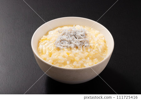 Pot-fried whitebait porridge 111725416