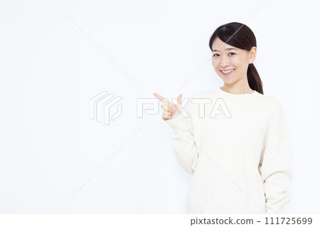 40多歲的女人舉起食指 111725699