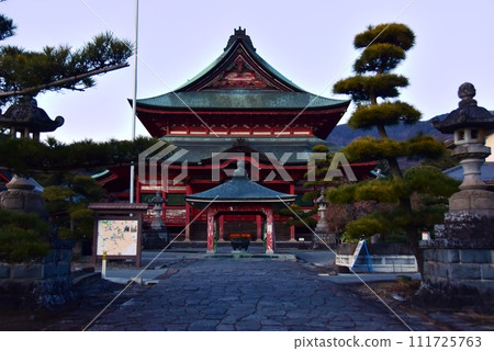 甲府市甲斐善光寺的近堂及常設香爐 111725763