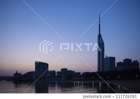 清晨陽光照亮的百道海灘與福岡塔 111726283