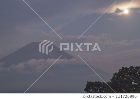Fantastic sunrise over Mt. Fuji, the highest mountain in Japan Fantastic sunrise over Mt. Fuji, the highest mountain in Japan 111726996