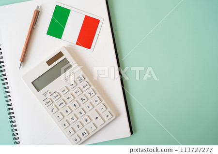 義大利國旗、計算機、筆記本和筆 111727277