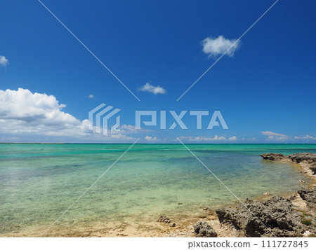 宮古島的壯麗景色 - 伊良部島美麗、波光粼粼的翠綠色大海 111727845