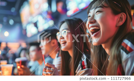 年輕人在體育酒吧看比賽 111727966