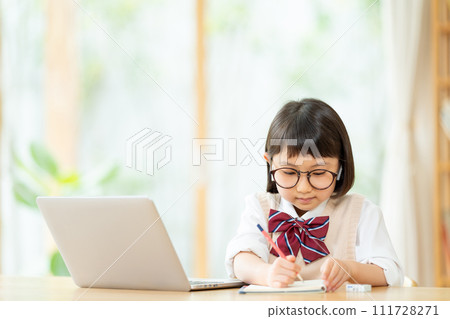 在線上課的女孩 在線上課的女孩 111728271