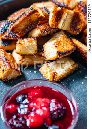 吐司和覆盆子醬 111729169