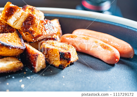 吐司和覆盆子醬 111729172