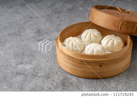 蒸籠中四個肉包子的左側複製空間 111729285