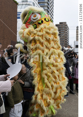 橫濱唐人街新年祭-迎春祈福舞獅-橫濱海洋塔前 橫濱唐人街新年祭-迎春祈福舞獅-橫濱海洋塔前 111729896