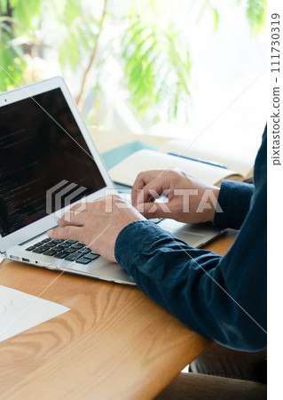 操作個人計算機的男性手 111730319