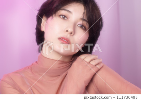 年輕女子的肖像,以彩色背景拍攝 年輕女子的肖像,以彩色背景拍攝 111730493