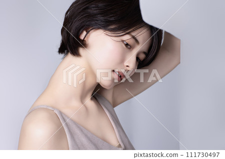 一個年輕的黑髮女子的美麗形象 111730497