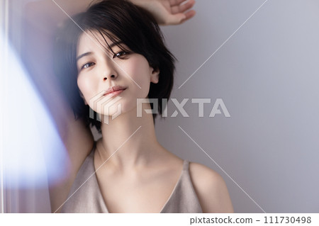 Beauty image of a young black-haired woman Beauty image of a young black-haired woman 111730498