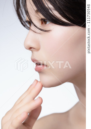 Beauty image of a young black-haired woman Beauty image of a young black-haired woman 111730548