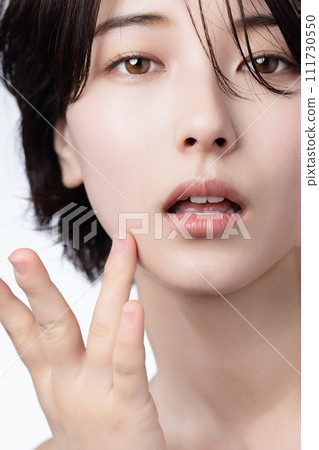 Beauty image of a young black-haired woman Beauty image of a young black-haired woman 111730550