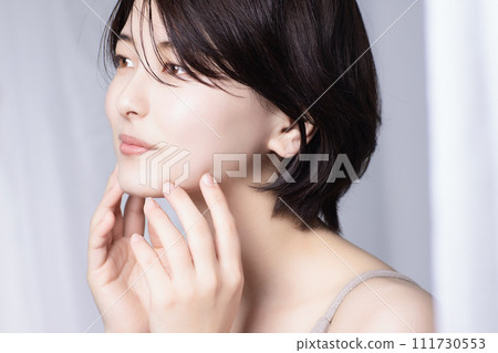 一個年輕的黑髮女子的美麗形象 111730553